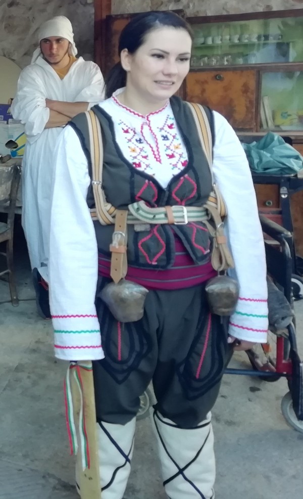 С огромен огън в Ясеново изгониха злите сили. “Лекарка“ постaви и кукерска антиковид ваксина