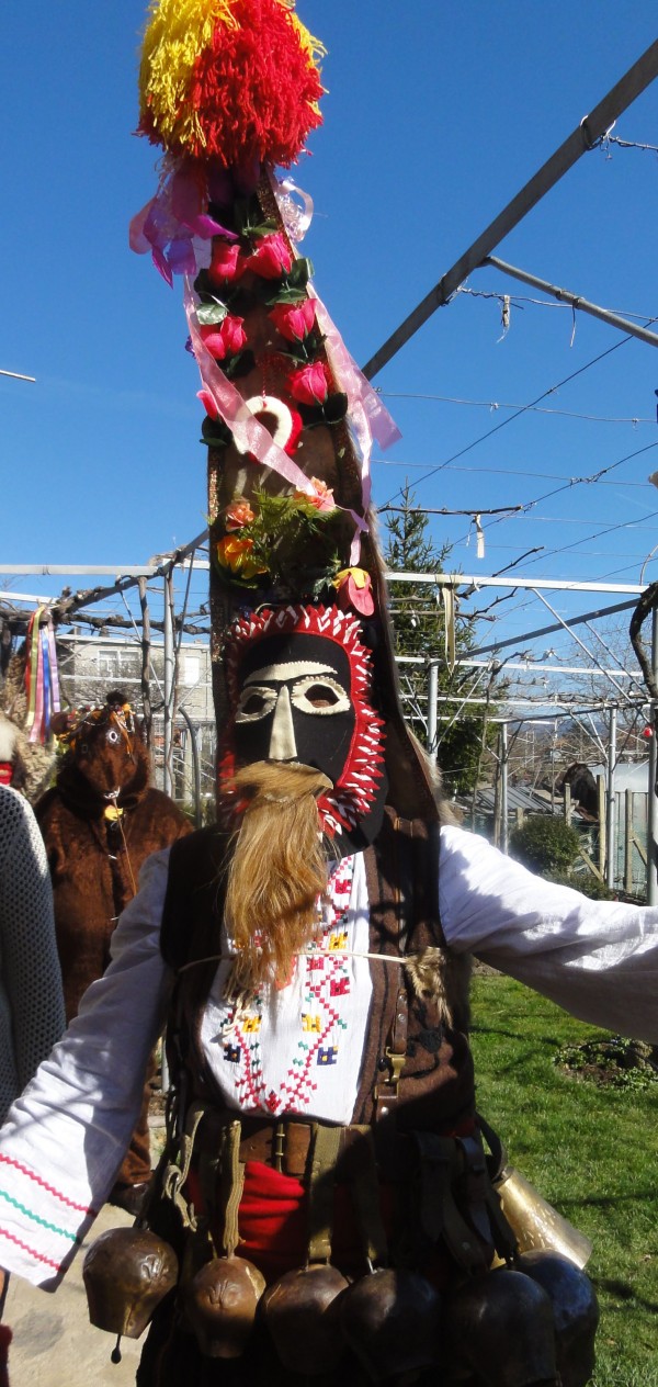 С огромен огън в Ясеново изгониха злите сили. “Лекарка“ постaви и кукерска антиковид ваксина