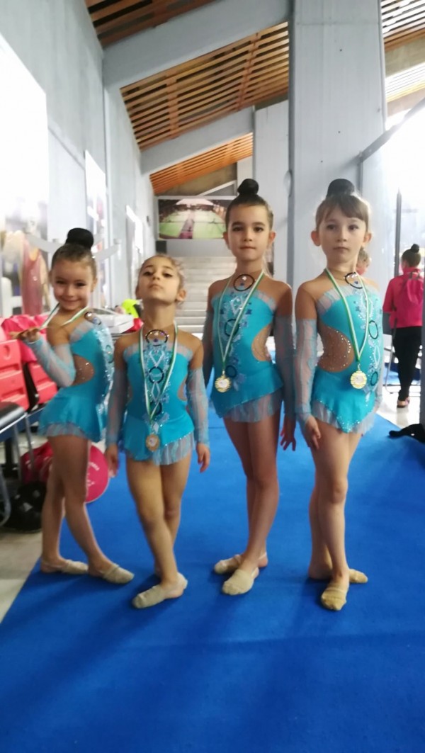 Гимнастичките ни с куп медали от първия турнир за годината