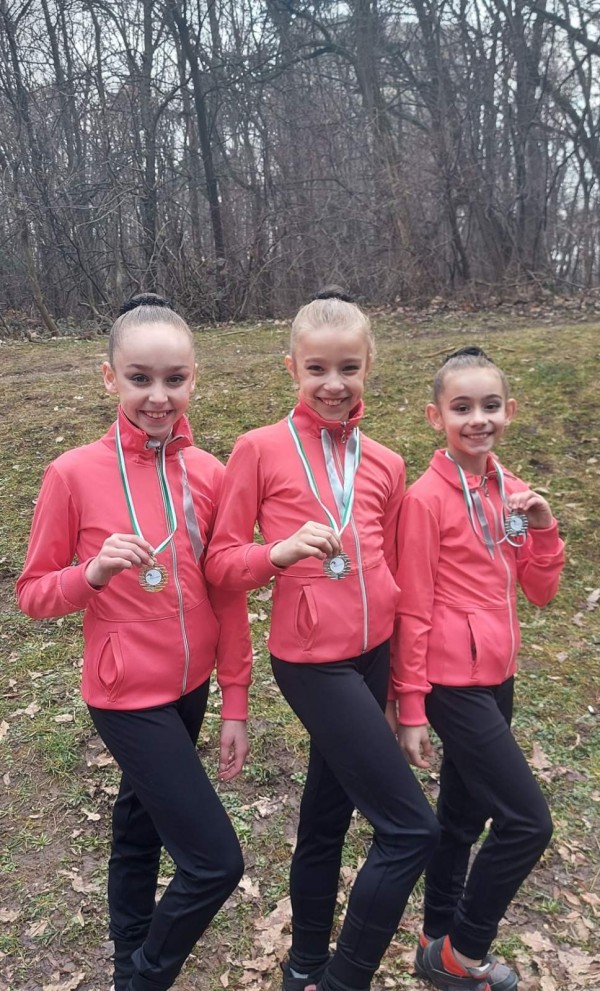 Гимнастичките ни с куп медали от първия турнир за годината