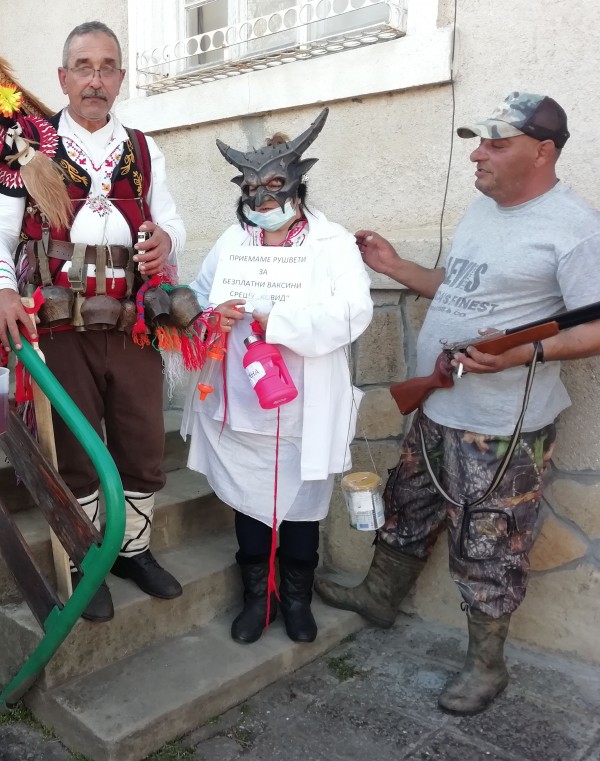 С огромен огън в Ясеново изгониха злите сили. “Лекарка“ постaви и кукерска антиковид ваксина / Новини от Казанлък