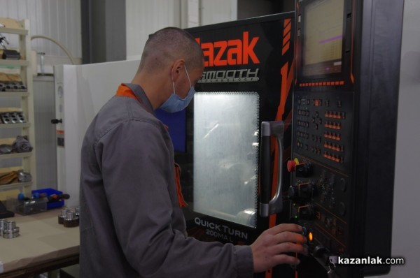 Хаджиеновци работят и в “Крес-Д“ - още един партньор на гимназията