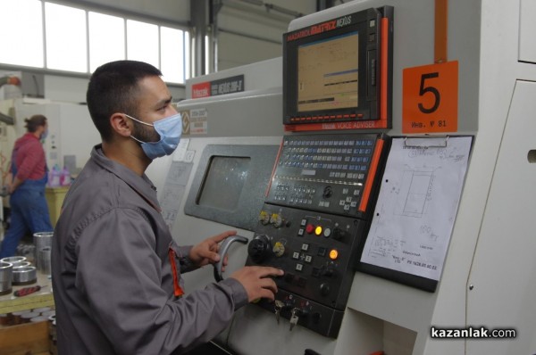 Хаджиеновци работят и в “Крес-Д“ - още един партньор на гимназията