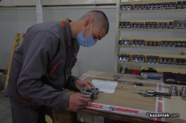 Хаджиеновци работят и в “Крес-Д“ - още един партньор на гимназията