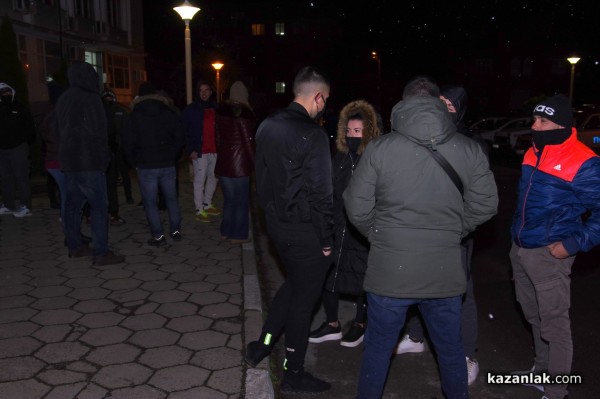 Протестът в защита на казанлъшките полицаи се разраства