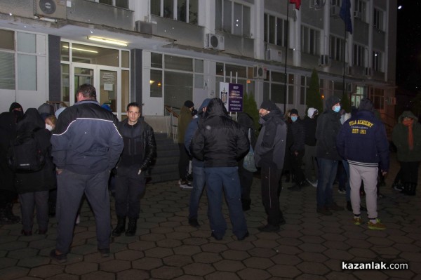 Протестът в защита на казанлъшките полицаи се разраства