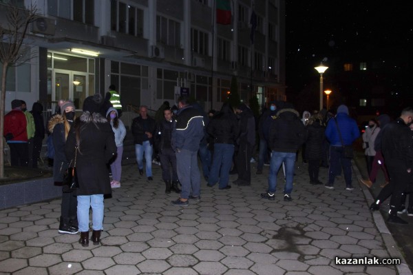 Протестът в защита на казанлъшките полицаи се разраства