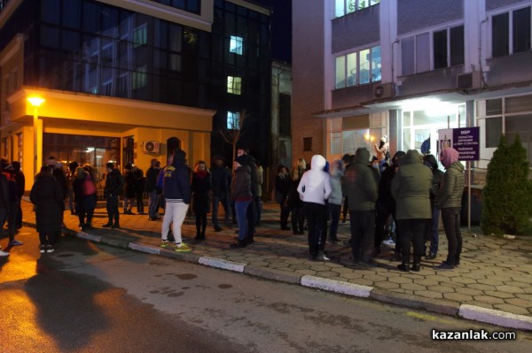 Протестът в защита на казанлъшките полицаи се разраства