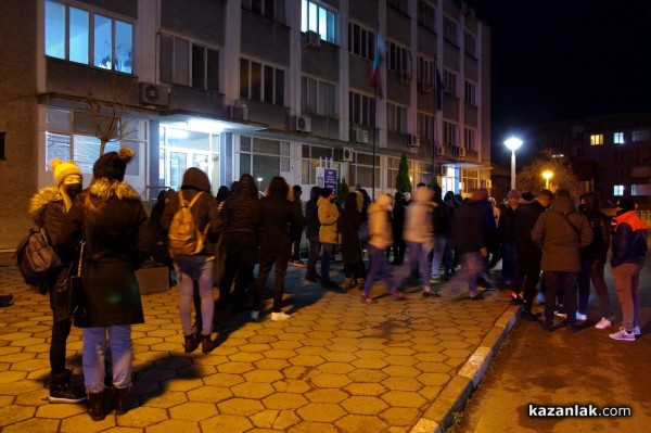 Протестът в защита на казанлъшките полицаи се разраства