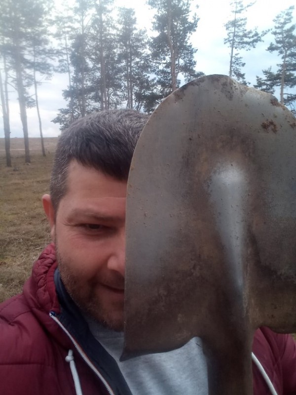 Казанлъчанин засади 200 дръвчета и ги посвети на любимата си