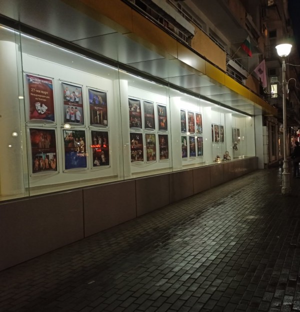 Казанлъшкият театър нареди изложба с творчеството си на центъра