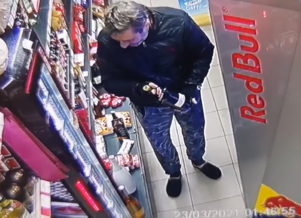 Пиян мъж пада, по време на нелеп опит за кражба / Видео