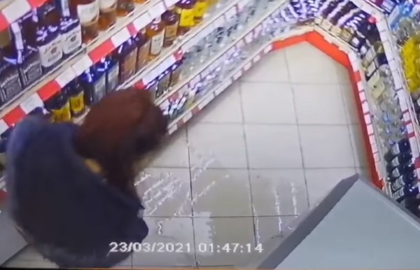 Пиян мъж пада, по време на нелеп опит за кражба / Видео