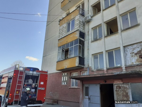 Апартамент гори в Западното. Има човек в него / ОБНОВЕНА