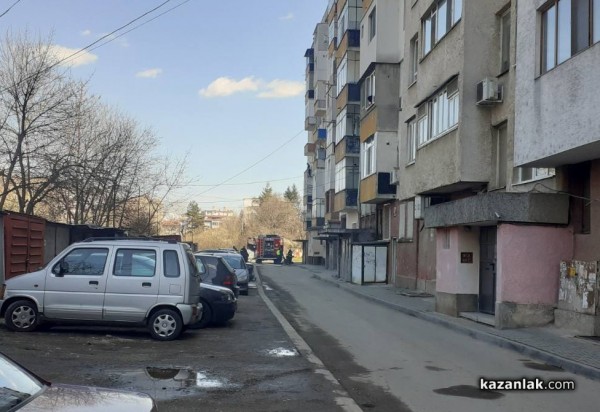 Апартамент гори в Западното. Има човек в него / ОБНОВЕНА
