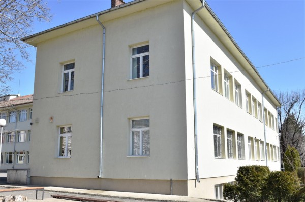 Обновяване на спортните площадки на ОУ „Мати Болгария“ и ПХГ „Св. св. Кирил и Методий“