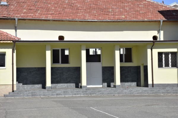 Обновяване на спортните площадки на ОУ „Мати Болгария“ и ПХГ „Св. св. Кирил и Методий“