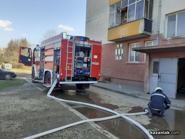 Апартамент гори в Западното. Има човек в него / ОБНОВЕНА