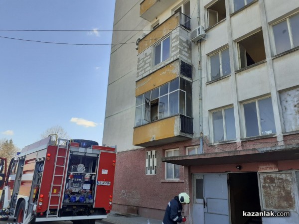 Апартамент гори в Западното. Има човек в него / ОБНОВЕНА