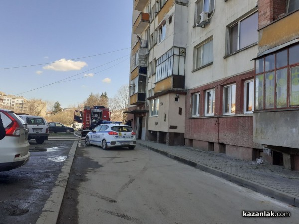 Апартамент гори в Западното. Има човек в него / ОБНОВЕНА