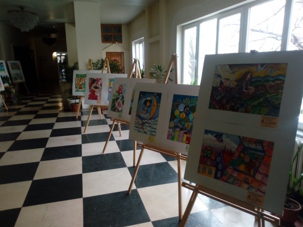 “Шарен свят“ украси фоайето на библиотеката