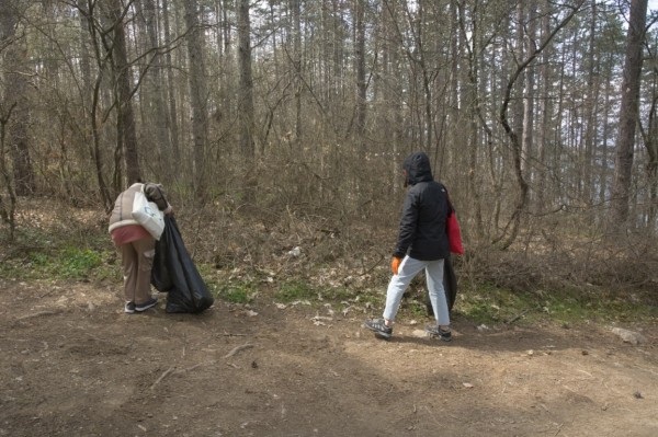 Доброволците по проект „Приказка в гората” посетиха Казанлък