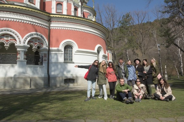 Доброволците по проект „Приказка в гората” посетиха Казанлък