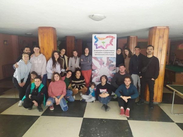 Доброволците по проект „Приказка в гората” посетиха Казанлък