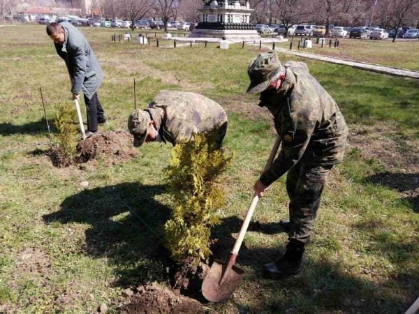 Военни засадиха над 40 фиданки в гарнизона в “Седмицата на гората”