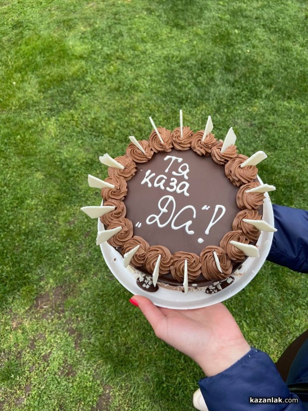 Учениците от 12в на Антим с атрактивна покана към класната си за бала