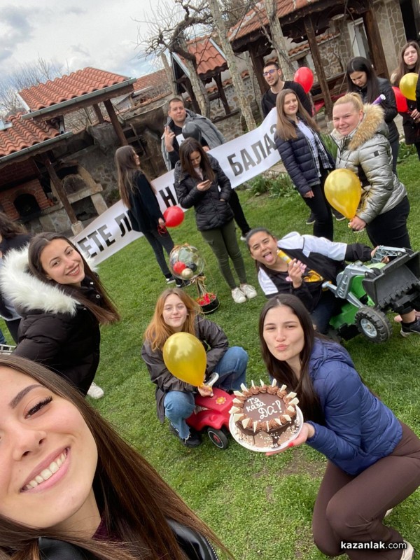 Учениците от 12в на Антим с атрактивна покана към класната си за бала