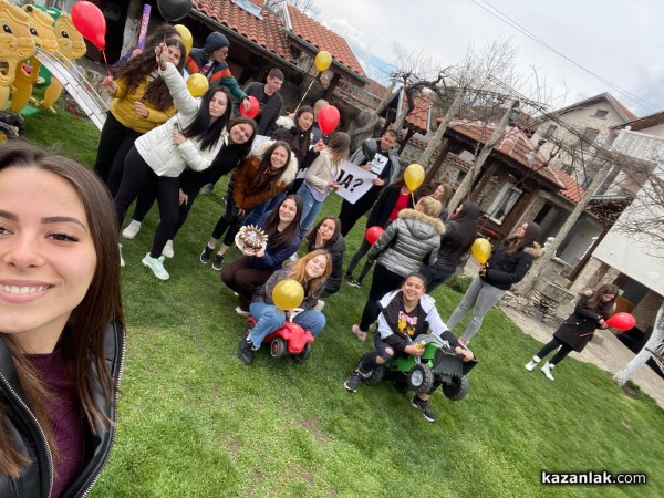 Учениците от 12в на Антим с атрактивна покана към класната си за бала