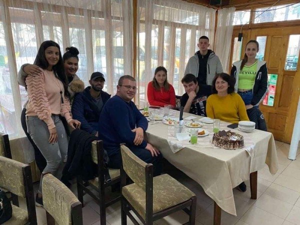 12б клас от Механото засадиха 100 дръвчета и поканиха класната си на бала