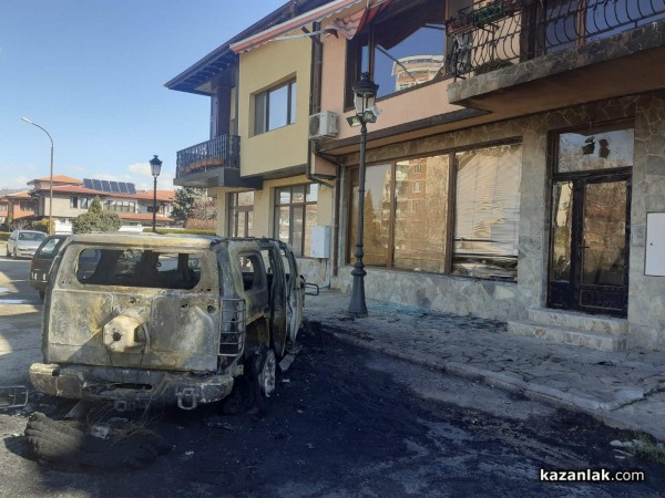 Джип Хамър изгоря напълно рано тази сутрин