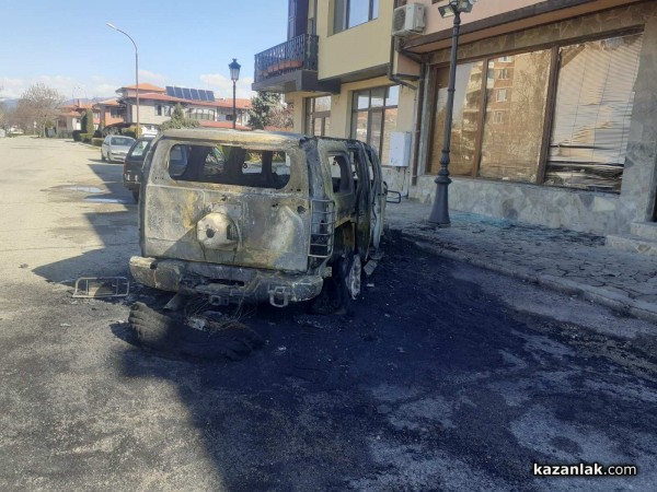 Джип Хамър изгоря напълно рано тази сутрин