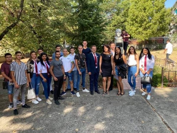 12б клас от Механото засадиха 100 дръвчета и поканиха класната си на бала