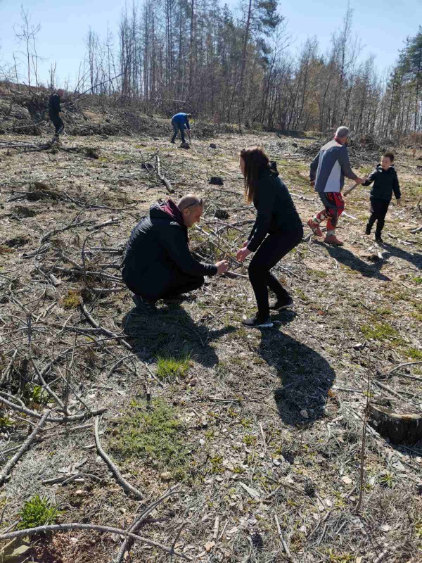 Ендуро клуб “Севтополис“ засади 550 дръвчета в изгорялата гора край Горно Черковище