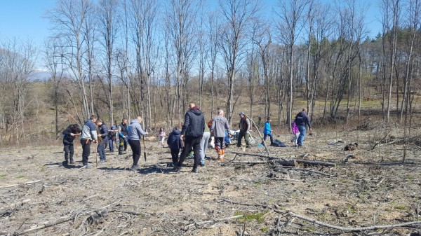 Ендуро клуб “Севтополис“ засади 550 дръвчета в изгорялата гора край Горно Черковище