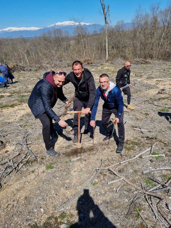 Ендуро клуб “Севтополис“ засади 550 дръвчета в изгорялата гора край Горно Черковище