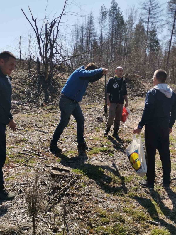Ендуро клуб “Севтополис“ засади 550 дръвчета в изгорялата гора край Горно Черковище