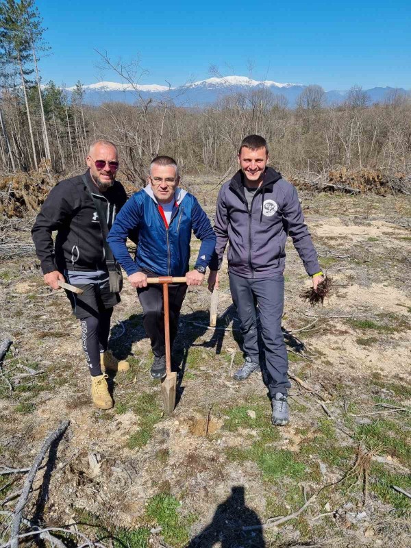 Ендуро клуб “Севтополис“ засади 550 дръвчета в изгорялата гора край Горно Черковище