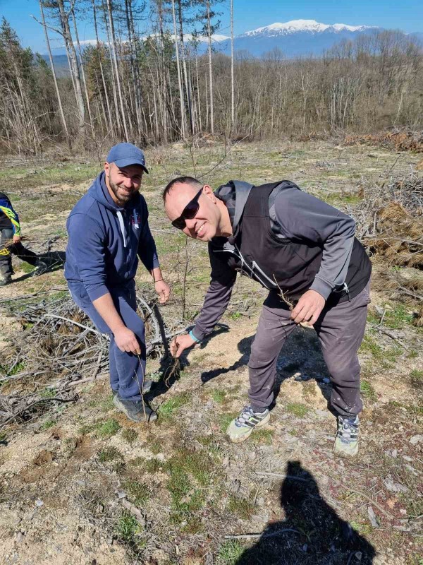 Ендуро клуб “Севтополис“ засади 550 дръвчета в изгорялата гора край Горно Черковище