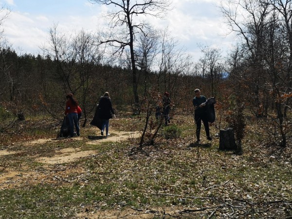Общинските служители почистват край язовир “Копринка“