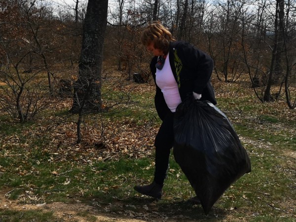 Общинските служители почистват край язовир “Копринка“