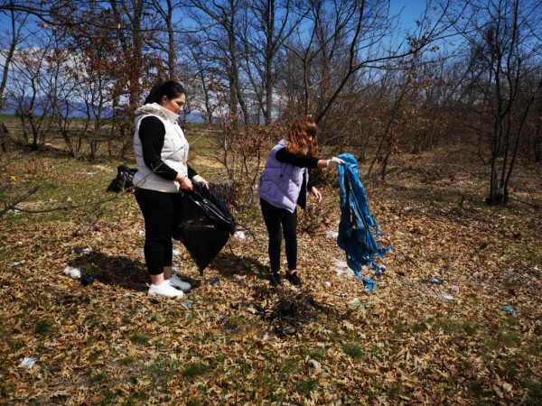 Общинските служители почистват край язовир “Копринка“