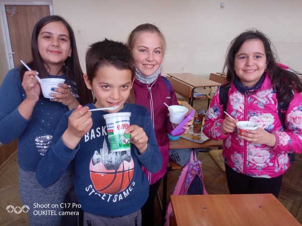 Учениците на ОУ ”Кулата” отглеждат зеленчуци и цветя в двора на училището