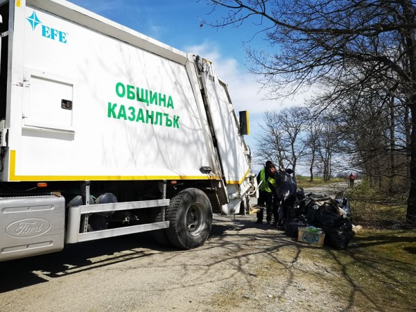 Общинските служители почистват край язовир “Копринка“