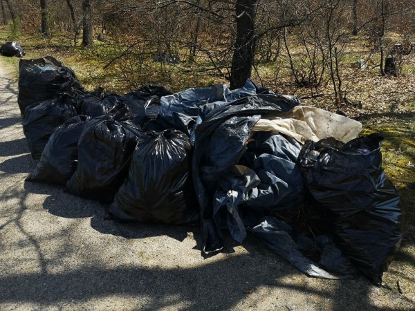 Общинските служители почистват край язовир “Копринка“