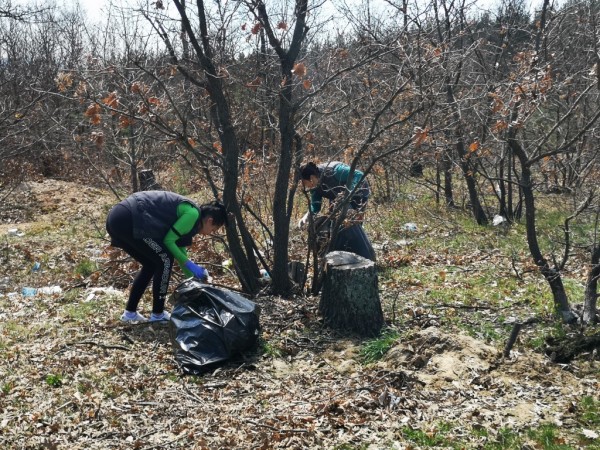 Общинските служители почистват край язовир “Копринка“