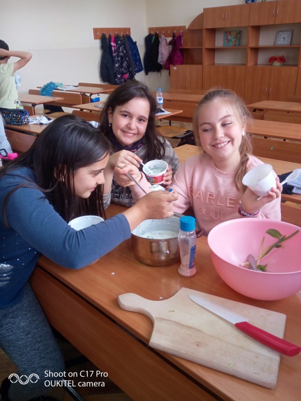 Учениците на ОУ ”Кулата” отглеждат зеленчуци и цветя в двора на училището